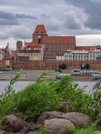 🏰🌠 “Where Gothic Meets Gingerbread: A Timeless Walk Through Toruń” 🇵🇱✨