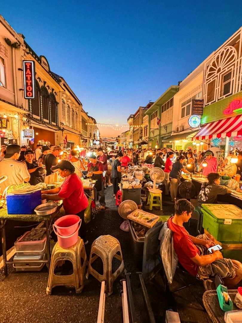 If you're in Phuket and it's Sunday today, drop everything and head to Phuket Town. During the day, it's a quiet Sino-Portuguese neighborhood with colorful mansions, but in the evening, the Lard Yai Night Market comes alive.

What awaits you here:
🍢 Food that will make your eyes wander: rows of steaming woks, grilled meat on coals, coconut ice cream, Thai pancakes, and much more.
🎸 Live music right in the middle of the street.
🏺 Vintage finds and beautiful handmade souvenirs.

This is not just a market, but a real gathering of locals and tourists under the open sky. Very atmospheric, very delicious, and very Thai 🇹🇭

📍Lard Yai Sunday Night Market
⏰ Open only on Sundays from 4:00 PM to 11:00 PM