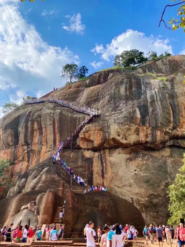 Sri Lanka 🇱🇰 must-visit attraction - Lion Rock