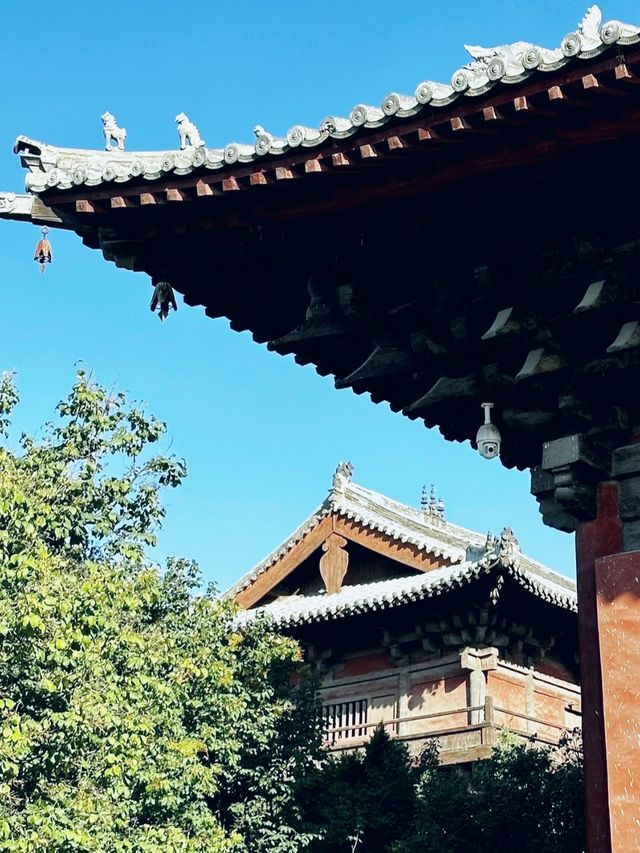 善化寺主要建築沿中軸線坐北朝南，漸次展開，層層迭高