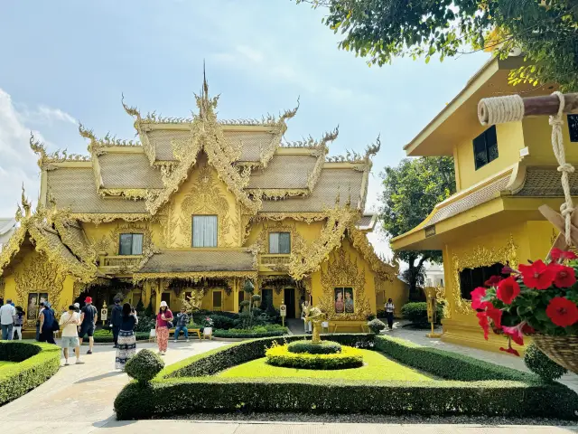 神聖で純粋な白い寺院