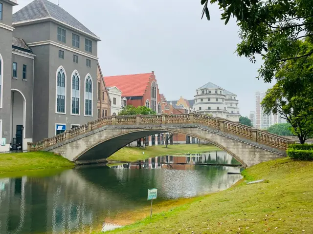 Nanning Mingyue Lake European-style Town The town is built in the style of European towns, with characteristic buildings such as windmills, sunken squares, city halls, and lighthouses