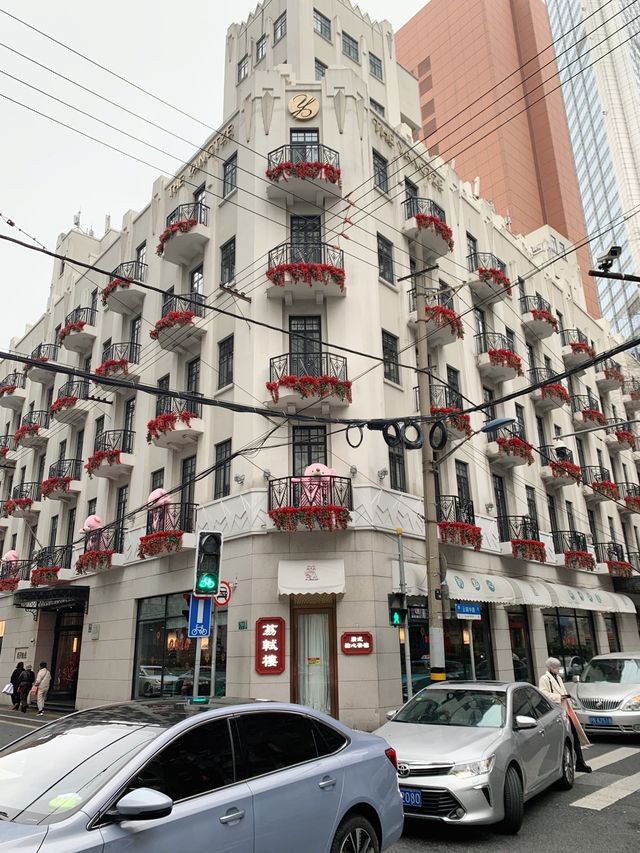 上海街頭的浪漫，揚子飯店小熊玫瑰花露台