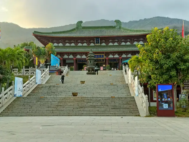 Visit Nanshan Temple to receive blessings, wishing you fortune as vast as the Eastern Sea and a lifespan as enduring as Nanshan Mountain