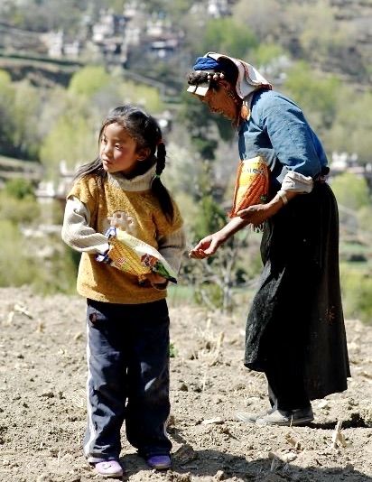 2011年3月，甲居藏寨一家人