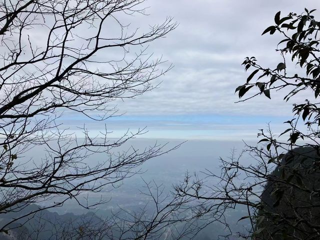 천문산에는 케이블카, 동굴, 유리 다리가 모두 한곳에 있습니다