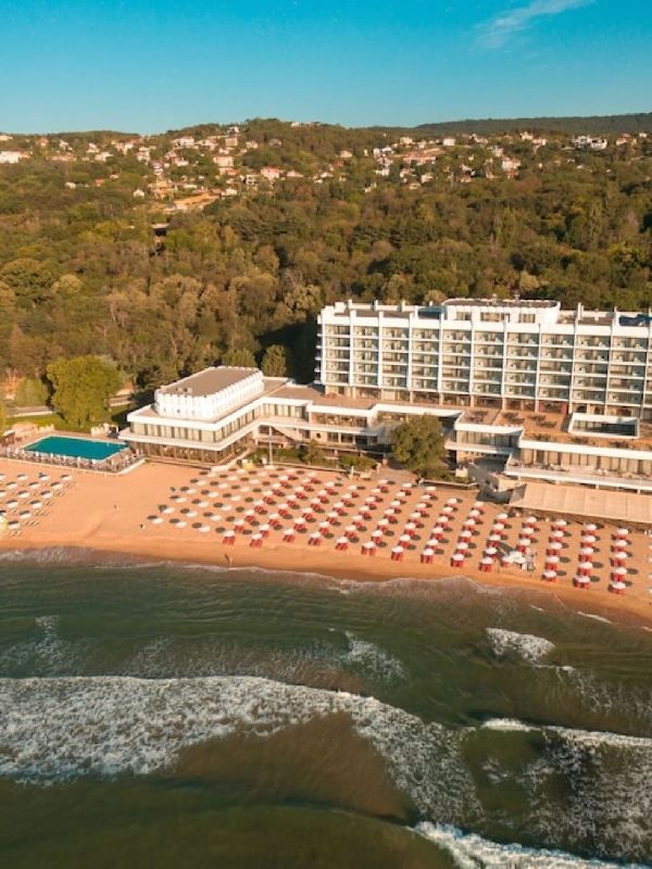 🌞🏰 Varna's Palace Hotel: A Sunny Day Resort Spotlight 🌴