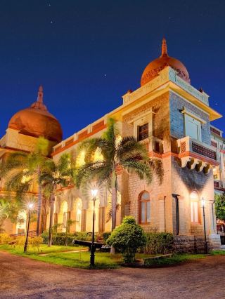 🏰✨ Hampi's Heritage Haven: Luxe Palace Stay! 🌟