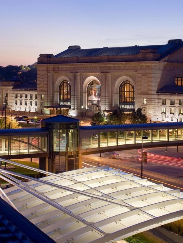🌟 Kansas City Escapes: Top Hotel Picks! 🛏️✨