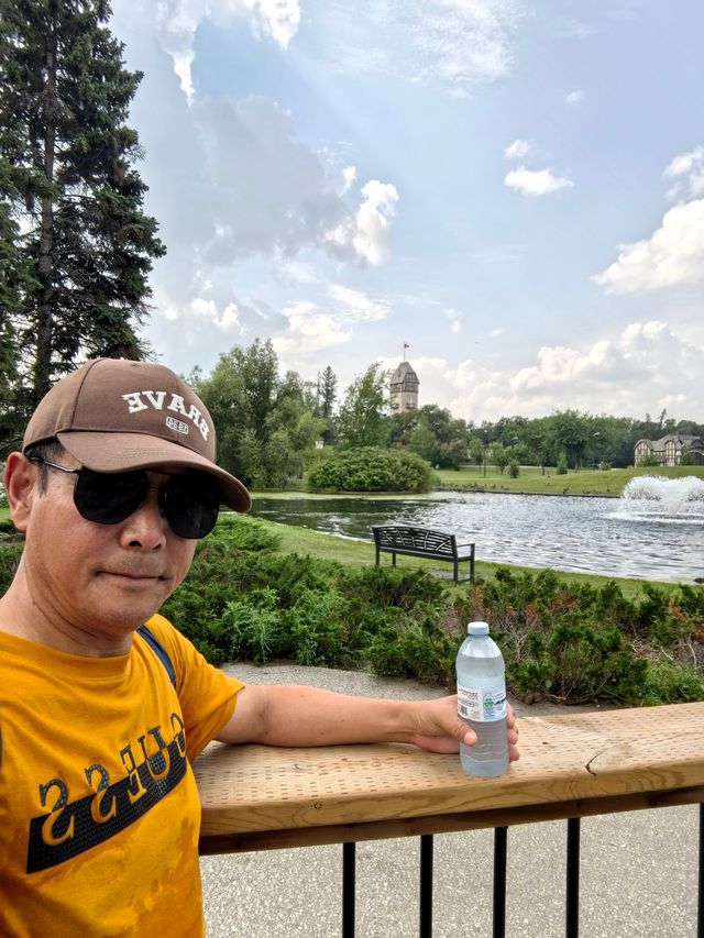 阿西尼博因公園：在這裡可以看到胖嘟嘟的北極熊在你頭頂游泳打鬧