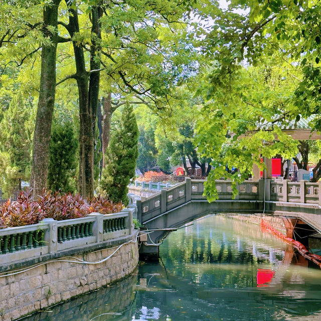 「中山公園」：免費入場，中式風格庭院，還有動物園和相親角