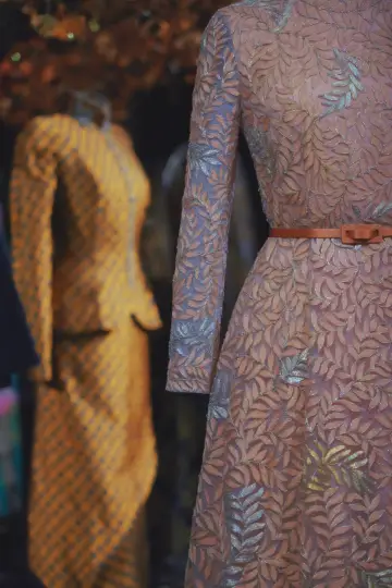 月色與華服皆醉人!