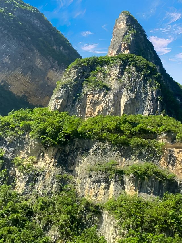 跟隨全網熱門遊戲《黑神話悟空》,打卡同款取景地白崖寨攀龍門。