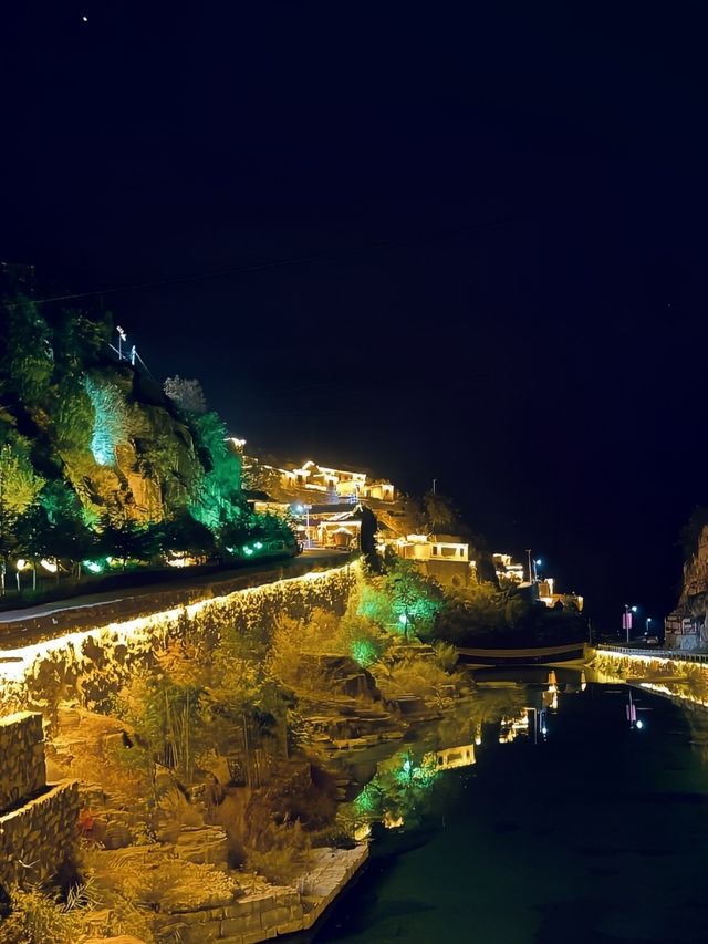 隱藏在大山之中的石頭村落。