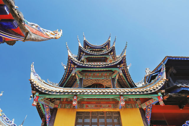 西昌市必到景點之大石板村和靈鷹寺。