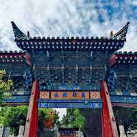 寶雞城隍廟 香煙裊繞禱聲響，信徒虔誠禮拜頻。