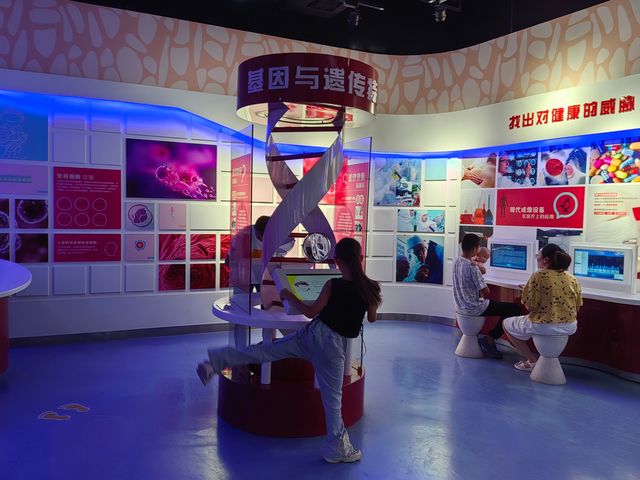 在庫爾勒逛逛科技館。