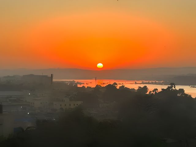 巴馬科的黃昏：尼日爾河的金色畫卷