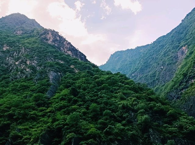 A Miraclous Lijiang: Touching The Clouds