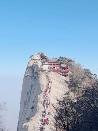 Ascend Mount Hua, Embrace the Grandeur of Mountains and Rivers
