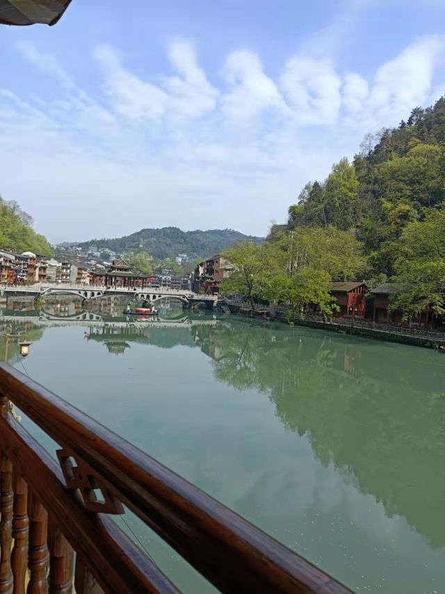 久棲吊腳樓，住進古城故事裡！