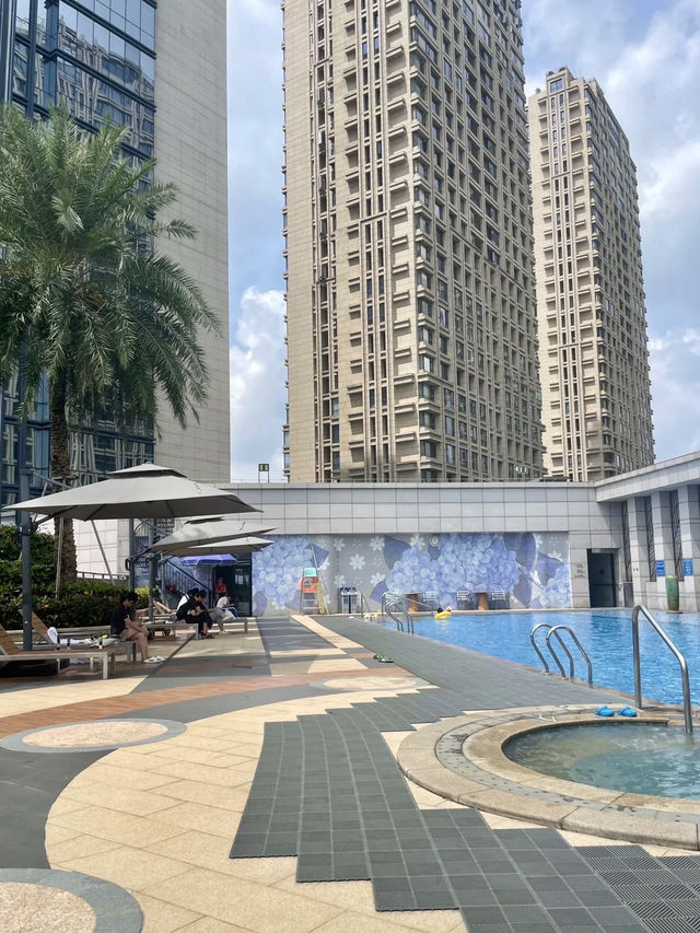 城市天際線上的靜謐泳境：珠海新駿景萬豪酒店