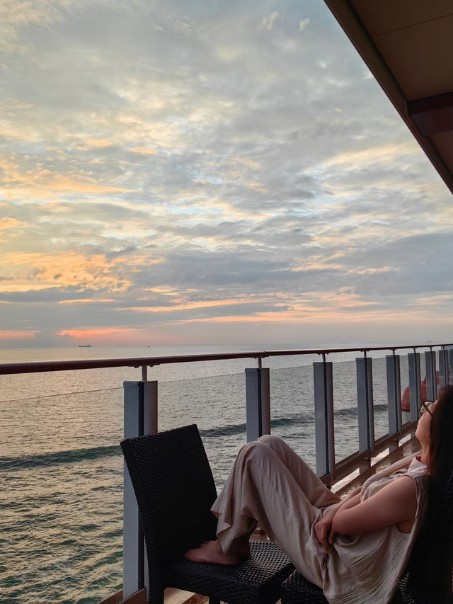 🌅 The most beautiful sunrise I’ve ever seen was at sea.