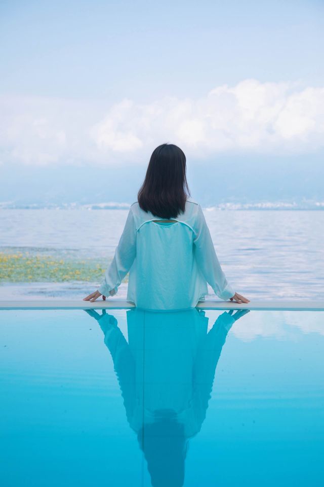 枕浪而眠，喺洱海盡頭做一場純白色嘅夢
