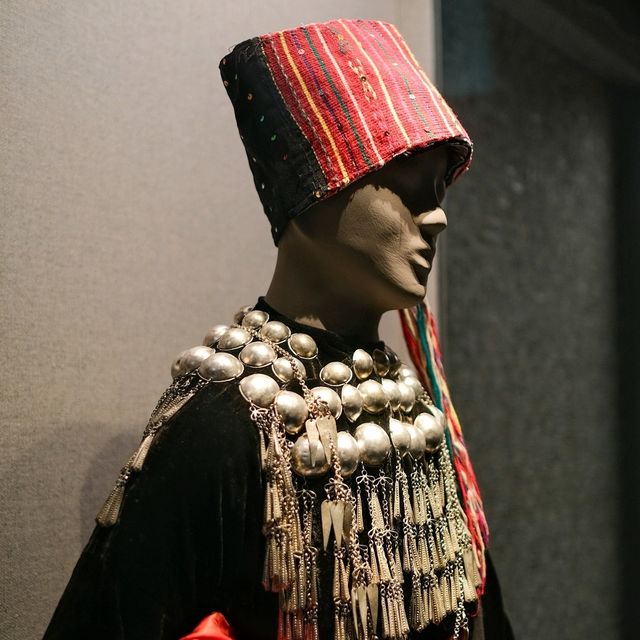 Threads Across China – A Journey Through Culture at the Kadoorie Gallery 🧵🌏