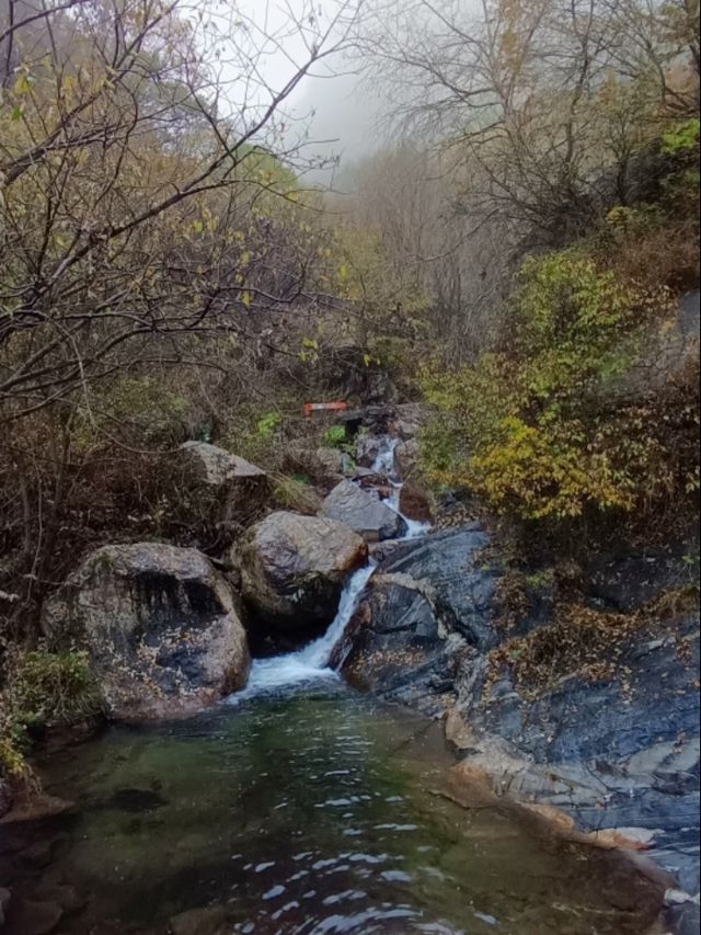 石家莊周邊｜阜平天生橋秋色絕了！雨中仙境美到窒息