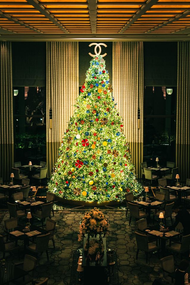魔都外灘半島酒店超大聖誕樹已就位 魔都外灘半島酒店超大聖誕樹已就位
