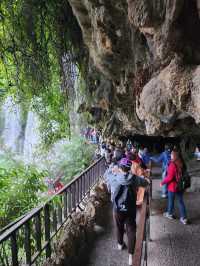 住進瀑布邊的古鎮