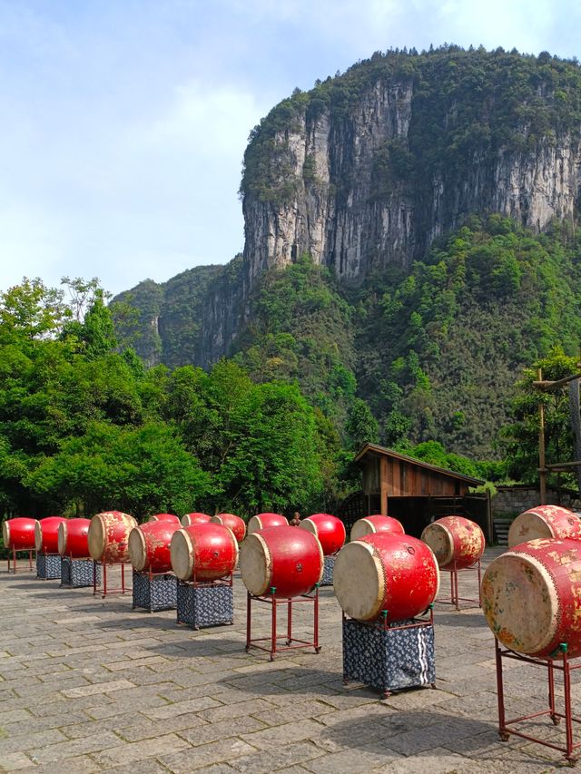 德夯,苗語的音譯,意思為「美麗的峽谷」。 德夯,苗語的音譯,意思為「美麗的峽谷」。