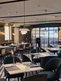 Отель с изысканным рестораном внутри.