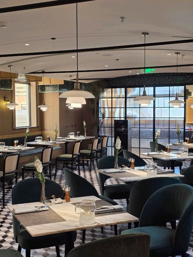 Отель с изысканным рестораном внутри. Отель с изысканным рестораном внутри.