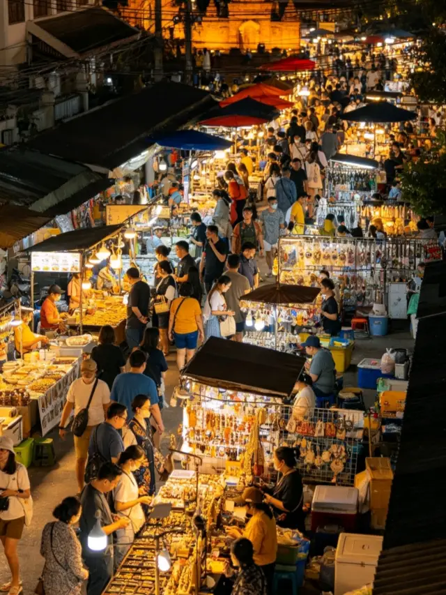 Chiang Mai Old City Sunday Night Market｜Strolling through the spices in the fireworks of the Lanna Kingdom