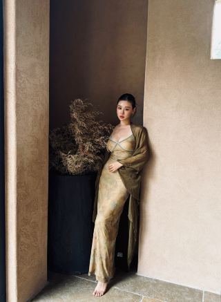 山々と野原に隠された場所｜雨に濡れた岩山に囲まれた、隠れたラグジュアリーな美意識