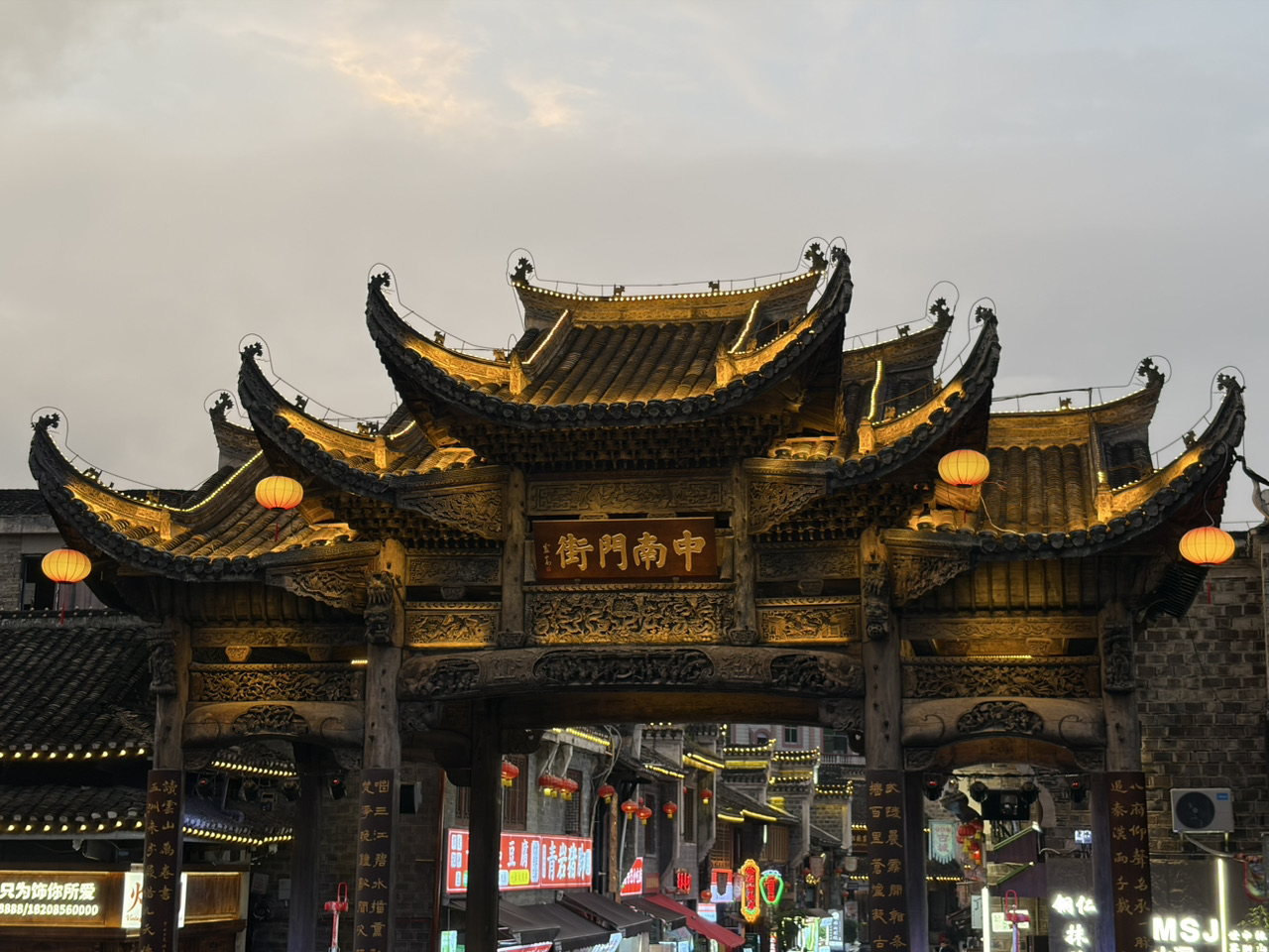 Thành cổ Tongren Zhongnanmen | Cảnh đêm của cổng thành cổ dưới cơn mưa đêm.