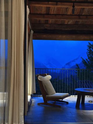 Hide away in the hollows of Qingcheng Mountain and let the wilderness heal you.