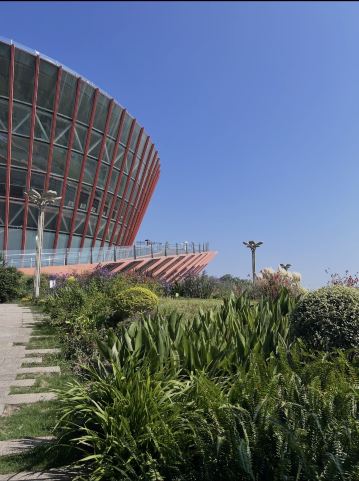 Vào tháng Tư và tháng Năm, khi bạn đến thăm núi Longquan ở Đan Hải, hoa đỗ quyên sẽ nở rộ dọc hai bên đường ván.