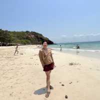 หาดนวล เกาะล้าน วิวเขาโอบชายหาดดูสวยงาม