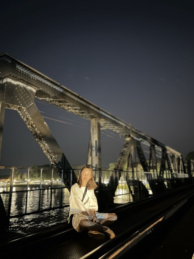 สะพานข้ามแม่น้ำแคว ในยามราตรี