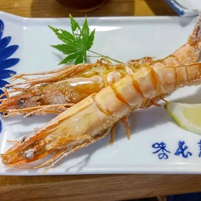 日本的夏天總是那麽的詩情畫意，無數原鄉原味的日本元素編織成日本美麗的夏季。日本人傳統的消夏流水素麵。
