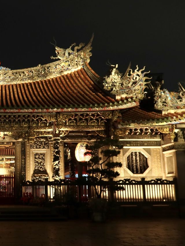 화려한 외관에 매혹되버린 타이베이 유명사찰 ‘용산사’