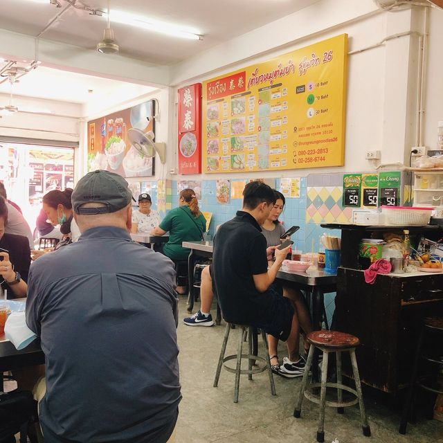曼谷泰國🇹🇭在地小吃美食💯😋 Rung Rueang Pork Noodle (Left Shop) รุ่งเรืองตั๋ง ห้องมุม