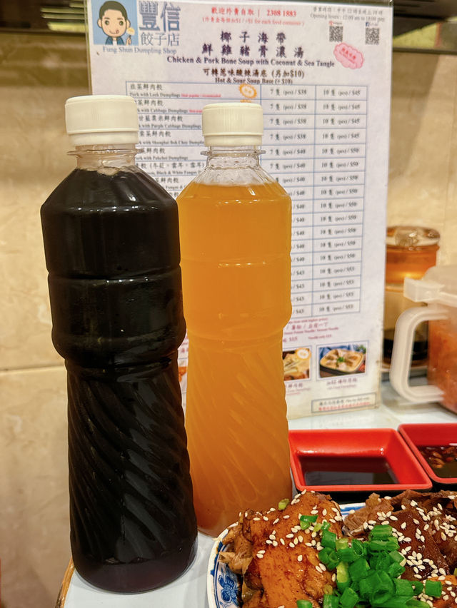 秋冬最鍾意就係食湯餃/湯麵，今晚同朋友揀左人氣大熱既「豐信餃子店」，晚市時間超受歡迎，大排長龍，大家想食鮮味十足既餃子，記得早d 黎攞位啦～