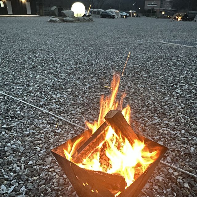 한 가운데 엄청 큰 달이 밝게 빛을 내고 있는 캠핑장으로 초대합니다🤭