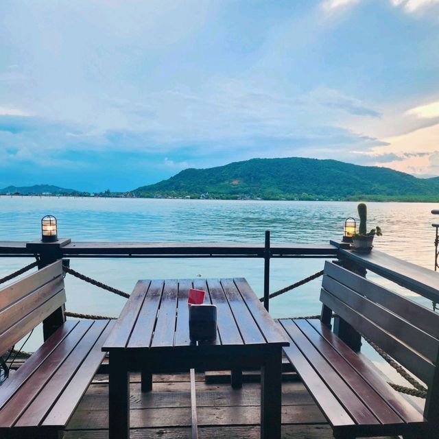 Cafe’ der sea คาเฟ่น่ารักชิค ๆ ริมทะเลสาบ
