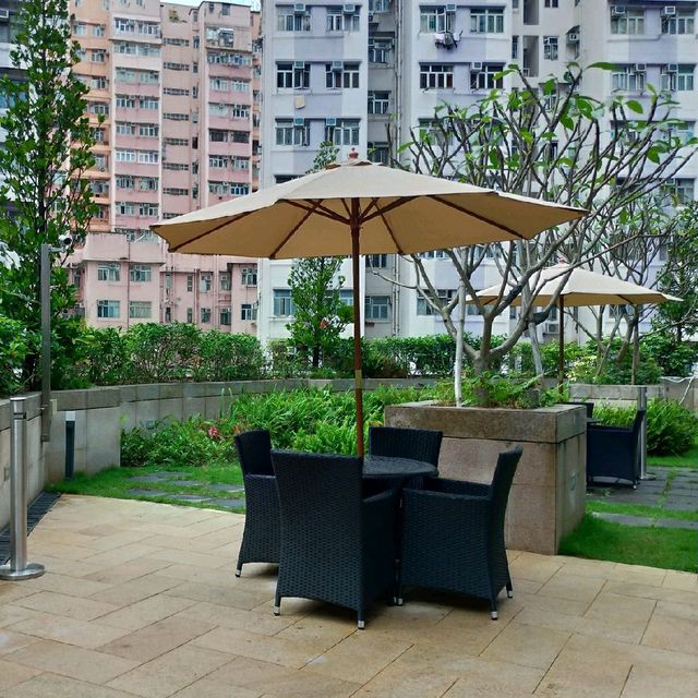 葵涌工廠區內的「荃灣絲麗酒店」