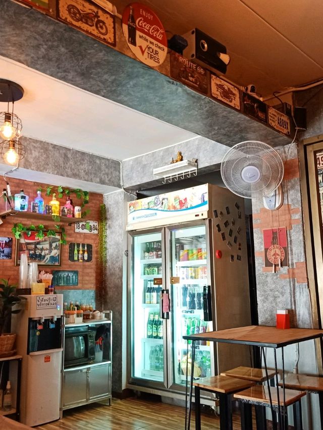 พากินร้านลับอนุเสาวรีย์ชัยสมรภูมิ